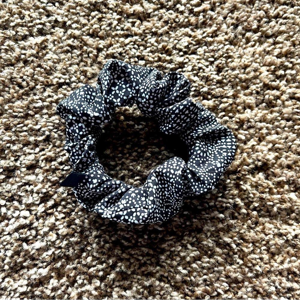 Lululemon scrunchie